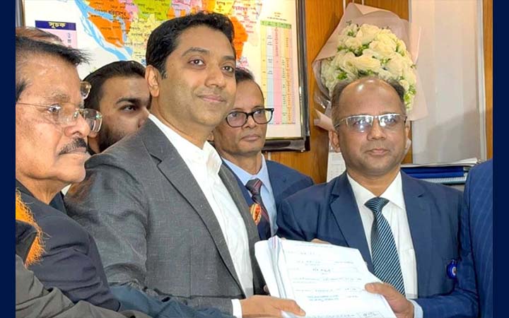 ঢাকা-১৩ আসনে মনোনয়ন ফরম জমা দিলেন ববি হাজ্জাজ