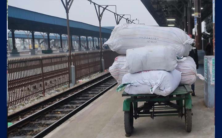 আখাউড়ায় ভারতীয় শাড়ি ও কম্বল উদ্ধার