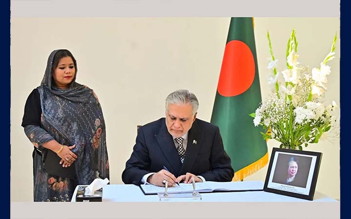 বাংলাদেশ হাইকমিশনে এসে খালেদা জিয়াকে শ্রদ্ধা জানালেন ইসহাক দার