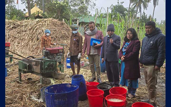 খাগড়াছড়িতে কৃষকের আখ থেকে গুড় তৈরির কারখানা পরিদর্শন