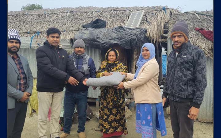 মোংলায় শীতার্তদের গায়ে কম্বল জড়িয়ে দিলেন ইউএনও
