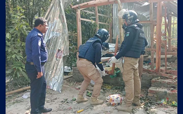 জাজিরায় বিস্ফোরণের ঘটনায় শতাধিক হাতবোমা তৈরির উপকরণ উদ্ধার