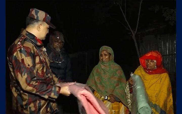 চাঁপাইনবাবগঞ্জে বিজিবি অধিনায়কের শীতবস্ত্র বিতরণ