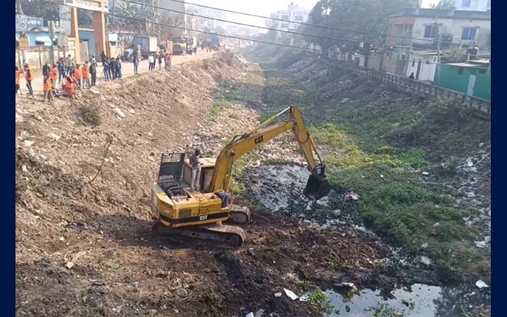 ব্রাহ্মণবাড়িয়ায় টাউন খাল দখল ও দূষণমুক্ত করতে পরিচ্ছন্নতা অভিযান