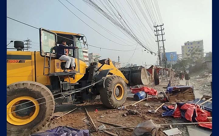 সাভারে মহাসড়ক দখল করে গড়ে তোলা অবৈধ স্থাপনা উচ্ছেদ