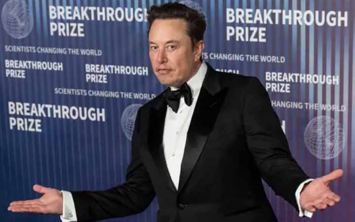 ইলন মাস্ক  আগামী ১০ বছরের মধ্যে চাঁদে শহর বানাতে চান