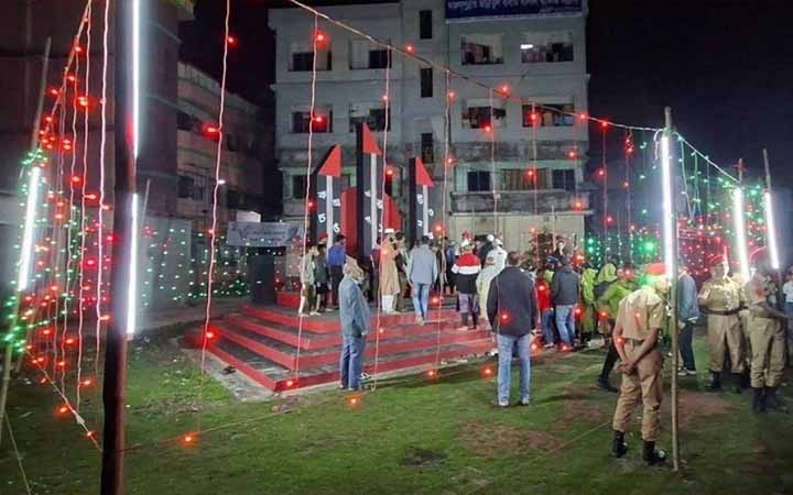 বাউফল কেন্দ্রীয় শহীদ মিনারে আলোকসজ্জা নিয়ে তীব্র বিতর্কের সৃষ্টি হয়েছে