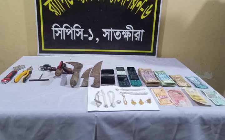 সাতক্ষীরার ১৯ মামলার আসামি ও দুর্ধর্ষ ডাকাত রেজাউল অস্ত্রসহ গ্রেপ্তার