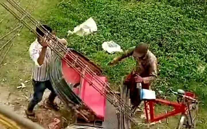 চাঁদা না পেয়ে নির্মাণাধীন ভবনের মালামাল লুট