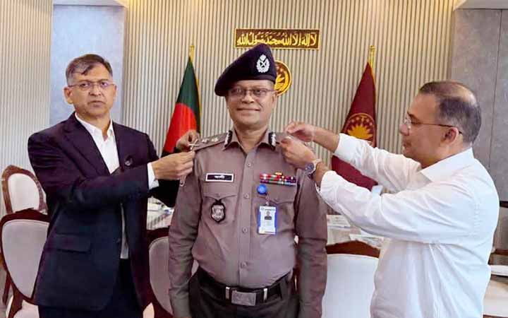 পুলিশের নতুন আইজিপিকে র‍্যাংক ব্যাজ পরিয়ে দিলেন প্রধানমন্ত্রী