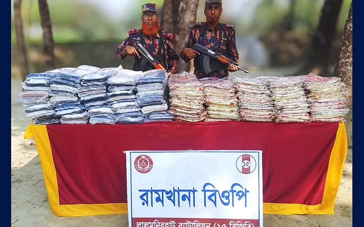 লালমনিরহাটে ১৪ লাখ টাকার চোরাই ভারতীয় কাপড় ও জিরা জব্দ