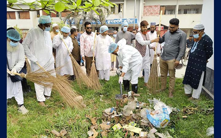 কুষ্টিয়ায় হাসপাতাল পরিষ্কার অভিযানে এমপি আফজাল