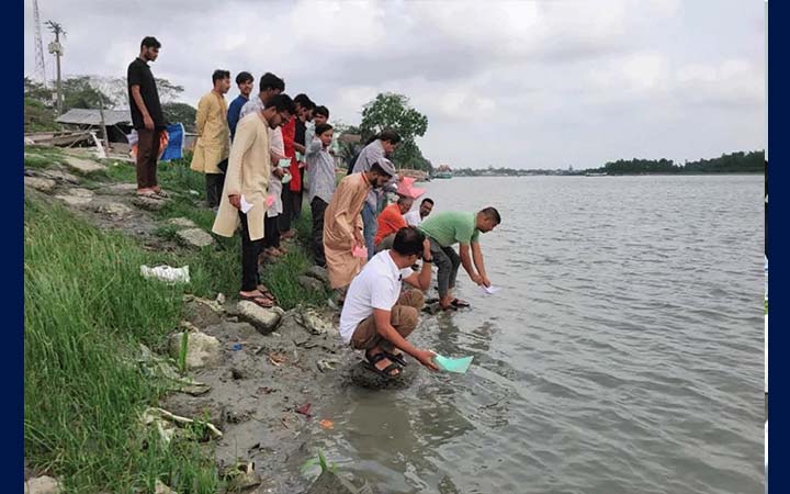 কাগজের নৌকা ভাসিয়ে নদী বাঁচানোর ডাক