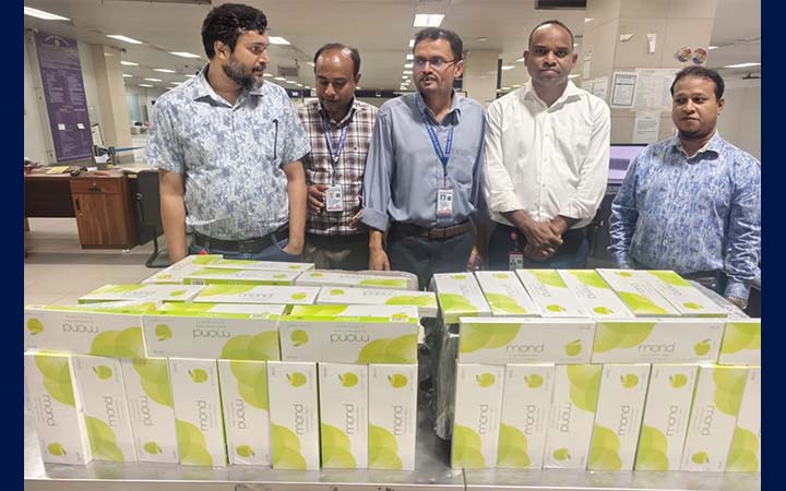 চট্টগ্রাম বিমানবন্দরে দুই যাত্রীর থেকে ৪২৯ কার্টন সিগারেট জব্দ
