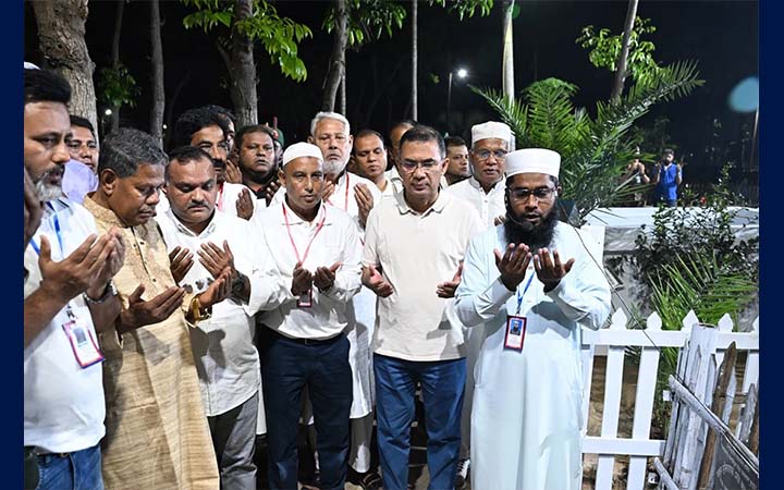 দিনাজপুরে নানা-নানী ও খালার কবর জিয়ারত করলেন প্রধানমন্ত্রী