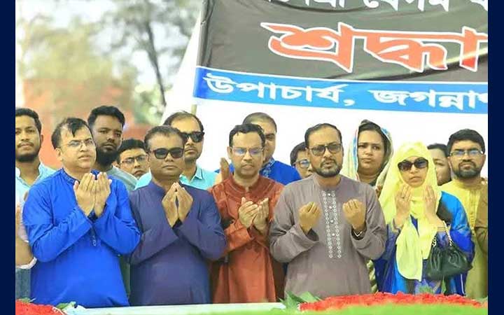 জিয়াউর রহমান ও খালেদা জিয়ার সমাধিতে জবির নতুন উপাচার্যের শ্রদ্ধা