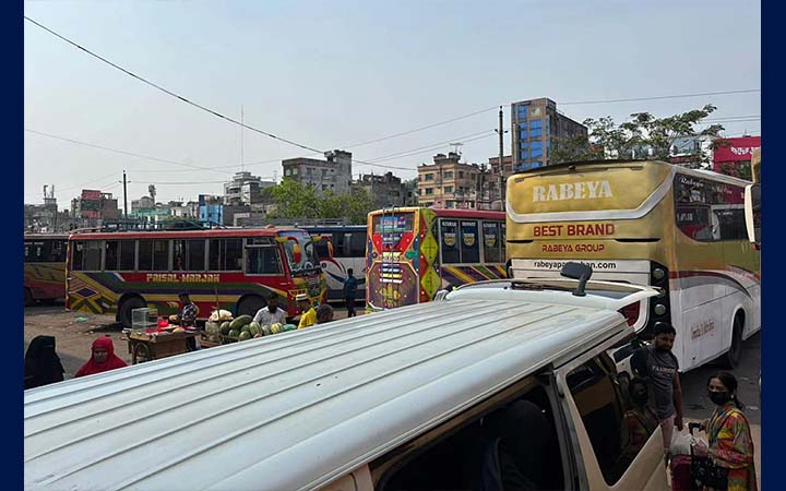 উত্তরের রুটে দীর্ঘ যানজট: রাতের বাসও পৌঁছায়নি গাবতলী, ভোগান্তিতে যাত্রীরা