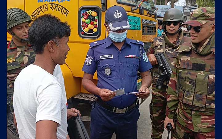 ঠাকুরগাঁওয়ে সড়কে শৃঙ্খলা বজায় রাখতে যৌথ চেকপোস্ট