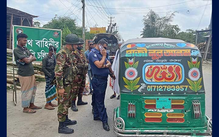 নোয়াখালীতে যানবাহনে যৌথ তল্লাশি