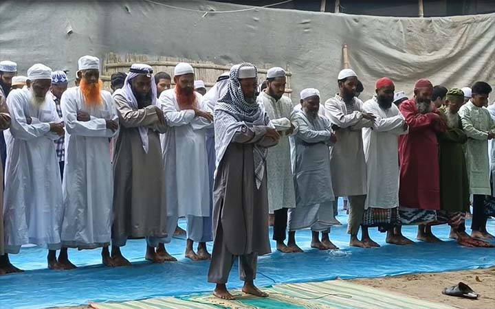 সৌদির সঙ্গে মিল রেখে চাঁপাইনবাবগঞ্জের কয়েকটি গ্রামে ঈদ উদযাপন