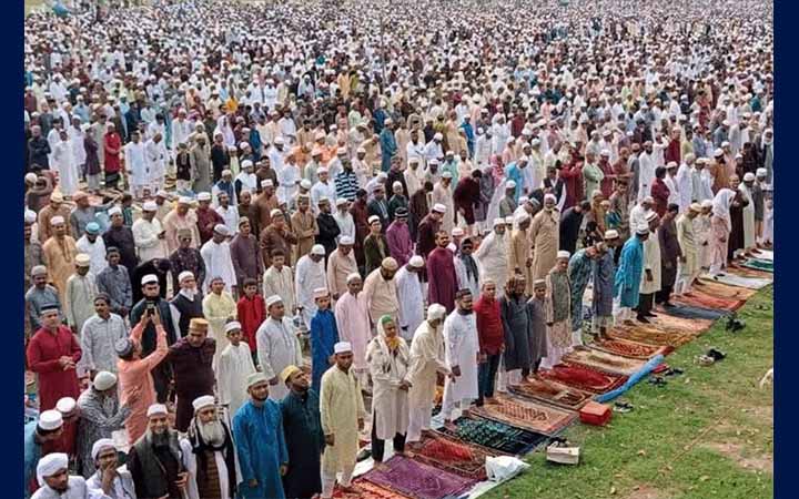 ঐতিহাসিক গোর-এ শহীদ বড় ময়দানে ঈদের নামাজে মুসল্লিদের ঢল