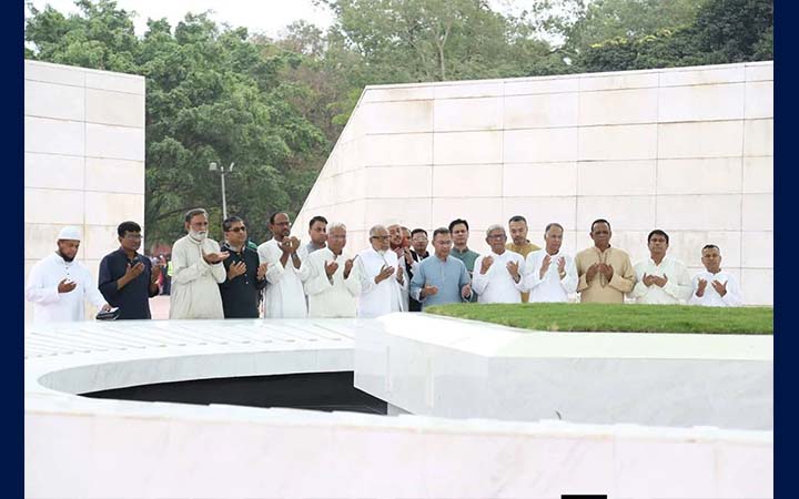 পরিবারের সদস্যদের নিয়ে বাবা-মায়ের কবর জিয়ারত করলেন তারেক রহমান