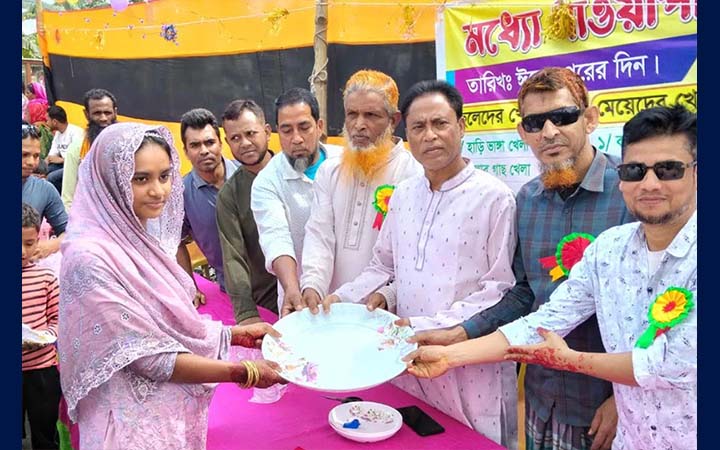 বগুড়ায় গ্রামীণ খেলায় ঈদ আনন্দ উৎসব