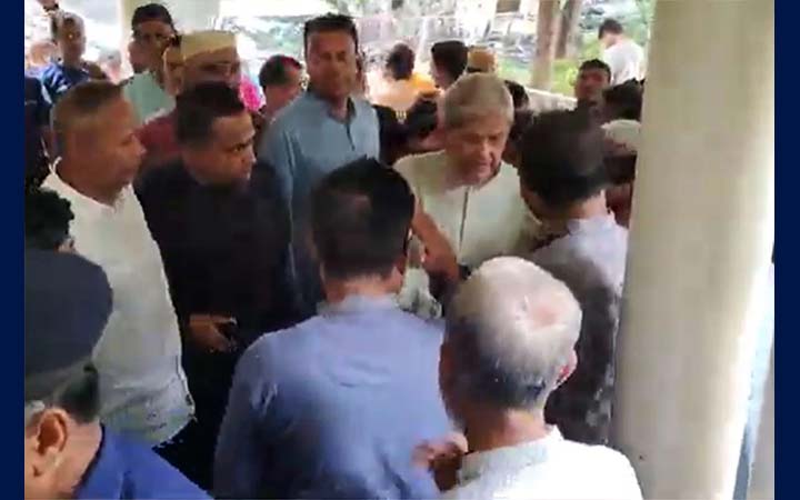 নেতাকর্মীদের সাথে মির্জা ফখরুলের ঈদ শুভেচ্ছা বিনিময়