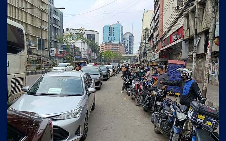 রাজধানী কিছুটা ফাঁকা, ফিলিং স্টেশনে দীর্ঘ লাইন