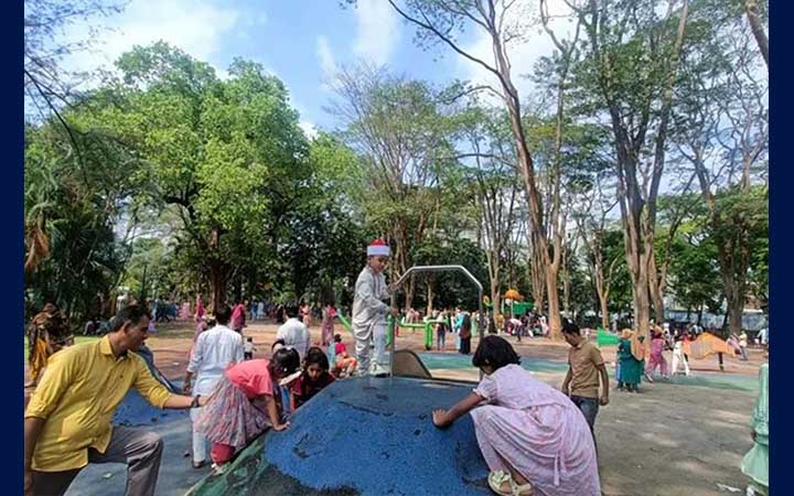 রাজধানীর বিনোদন কেন্দ্রগুলোতে উপচেপড়া ভিড়