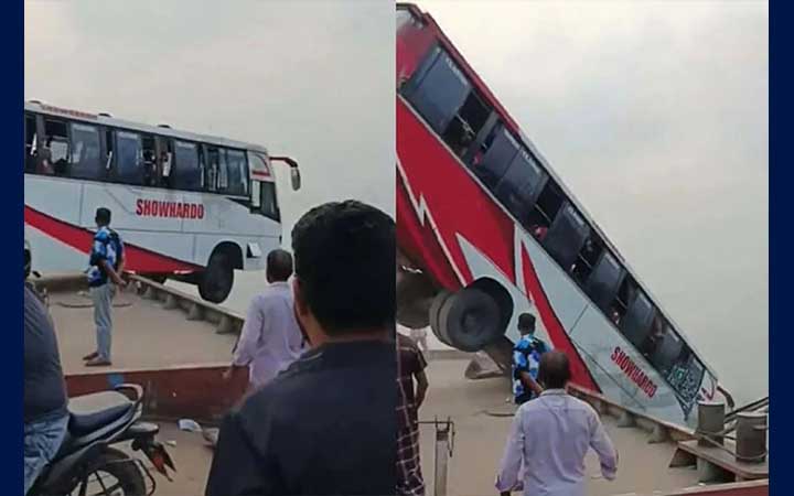 ফেরিতে ওঠার সময় যাত্রীবাহী বাস নদীতে, হতাহতের শঙ্কা