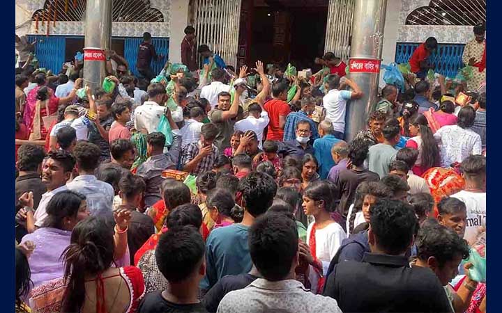 ৫৩২ বছরের ঐতিহ্যে ইছামতির তীরে কালীপূজা, লাখো মানুষের ঢল