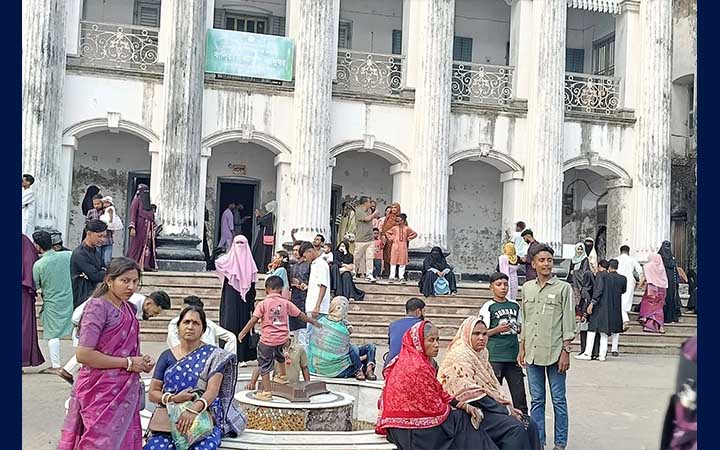 বালিয়াটি জমিদার বাড়িতে দর্শনার্থীদের উপচে পড়া ভীড়