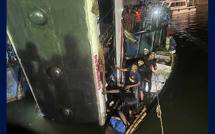 ফেরিতে ওঠার সময় যাত্রীবাহী বাস নদীতে: ১৪ জনের মরদেহ উদ্ধার