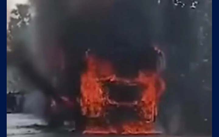 যশোরে চলন্ত বাসে আগুন, অল্পের জন্য রক্ষা পেলেন যাত্রীরা