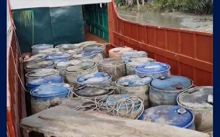 কলাপাড়ায় নোঙর করা ট্রলার থেকে ৩১ ব্যারেল পেট্রল ও ডিজেল উদ্ধার