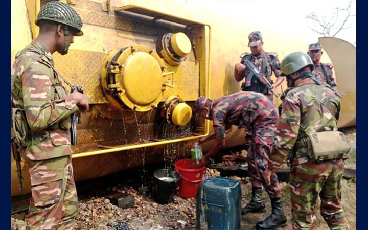 লাইনচ্যুত ট্রেন থেকে ১ হাজার লিটার তেল উদ্ধার
