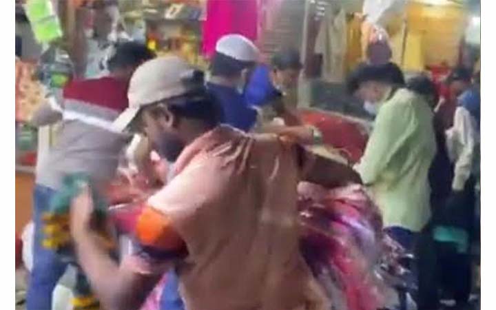 টঙ্গীতে সন্ধ্যার পরও দোকানপাট খোলা, মানছেন না সরকারি নির্দেশনা