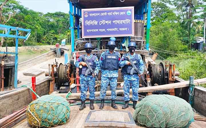 পাথরঘাটায় কোস্ট গার্ডের অভিযানে অবৈধ ট্রলিং বোট ও জাল জব্দ