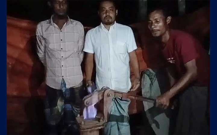 নোয়াখালীতে নতুন টিউবওয়েলে দিয়াশলাই ধরতেই জ্বলছে আগুন