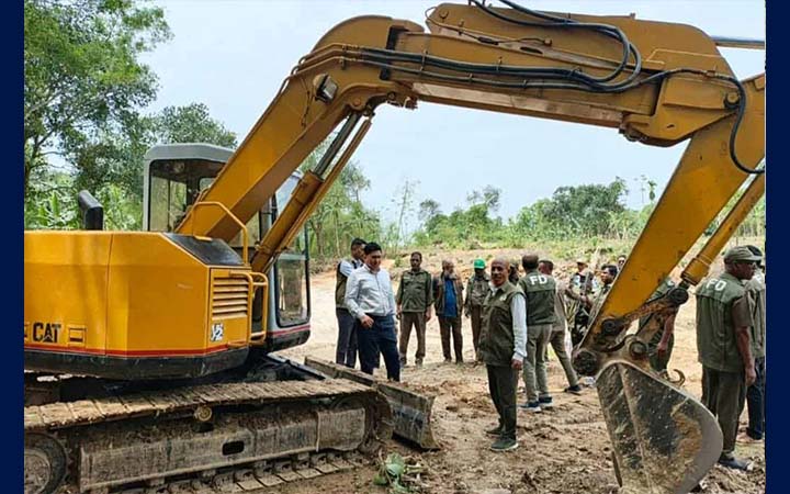 ভালুকায় বনভূমি থেকে অবৈধভাবে মাটি কাটার সময় এক্সকাভেটর জব্দ