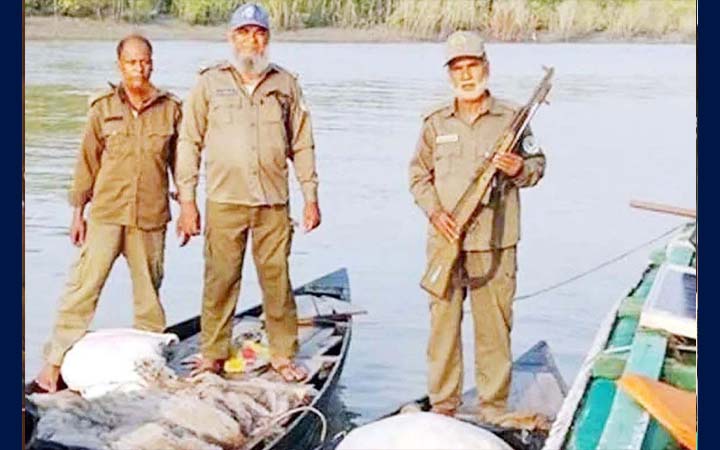 সুন্দরবনে বিষ দিয়ে মাছ শিকার, নৌকাসহ সরঞ্জাম জব্দ