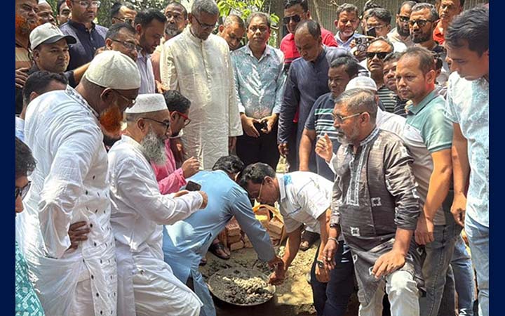 শহীদ হারুনের পরিবারকে বাড়ি উপহার দিচ্ছেন প্রধানমন্ত্রী