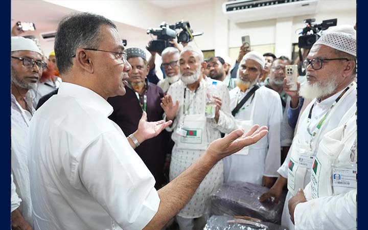 হজ ক্যাম্পে গিয়ে হজযাত্রীদের খোঁজখবর নিলেন প্রধানমন্ত্রী
