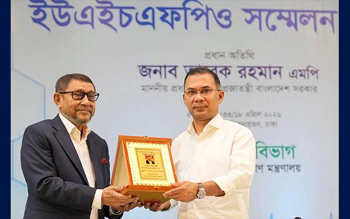‘মন্ত্রী সাহেব প্রশংসা একটু কম কইরেন’, স্বাস্থ্যমন্ত্রীকে প্রধানমন্ত্রী