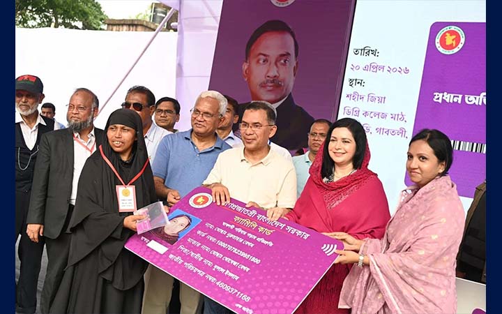 বগুড়ায় ফ্যামিলি কার্ড বিতরণ করলেন প্রধানমন্ত্রী