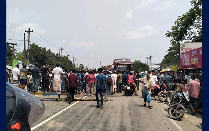 বরিশালে নিরাপদ সড়কের দাবিতে অবরোধ