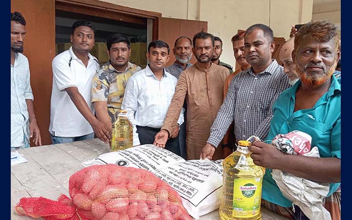 বরিশালে খাদ্য সহায়তা পেলেন জেলেরা