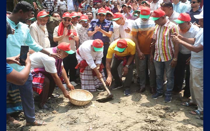 লুঙ্গি-গামছায় এমপি, কোদাল হাতে খাল খননের উদ্বোধন