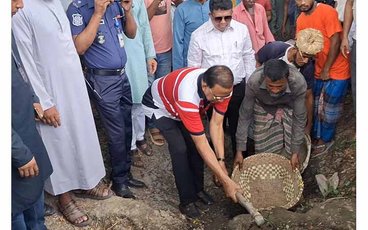 নোয়াখালীতে খাল খনন প্রকল্পের উদ্বোধন করলেন এমপি খোকন